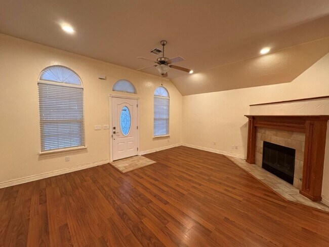 Foto del edificio - 3 bed, 2 living area, 2.5 baths with storm shelter gazebo!  This home has everything you need, ca...