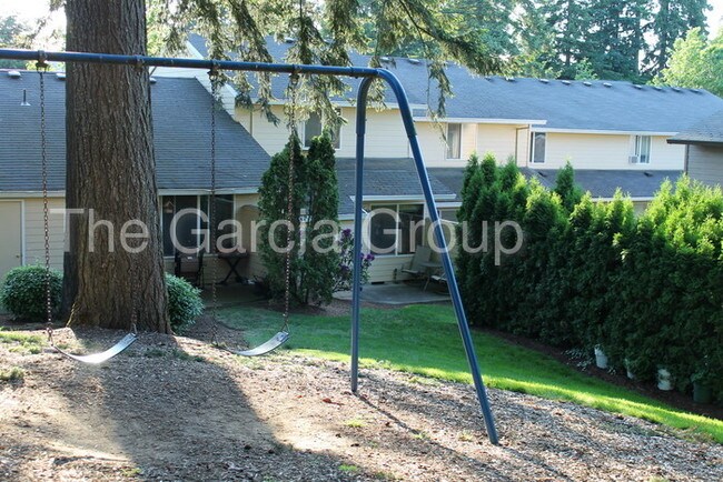 Building Photo - Tualatin Woods 2 Bedroom Townhome