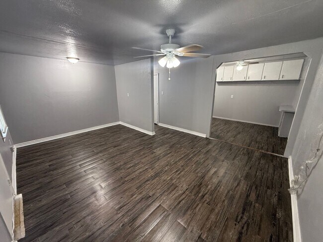 Foto del edificio - Rendon Area; Single-Family home sitting on...