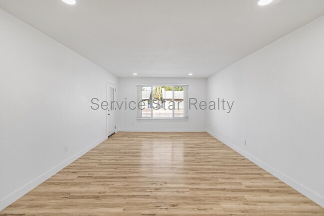 Building Photo - 2331 E Manhatton Dr