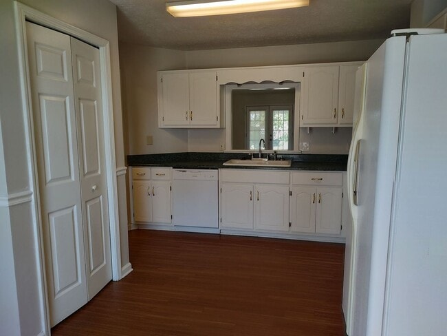 Building Photo - Beautiful 3Bed/2Ba Retreat, Centrally Located to EVERYTHING in PCB!