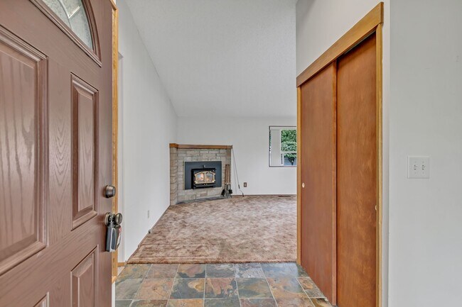 Foto del edificio - Looking for a Dream Garage attached to a Rambler?