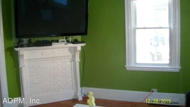 Building Photo - 3 br, 1.5 bath House - 10 Elmwood St.