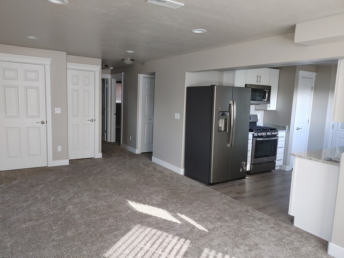 Foto principal - 643 N Brinker Ave