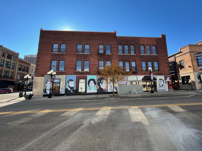 Building Photo - 104 W Monroe St
