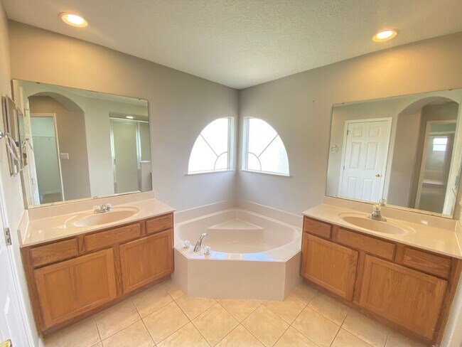 Foto del edificio - Spacious 4/3 Single Family Home!!