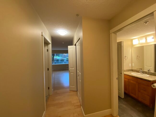 Building Photo - 257 Moilliet St S