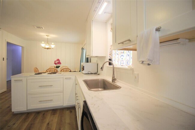 Building Photo - 9137 White Oak Dr