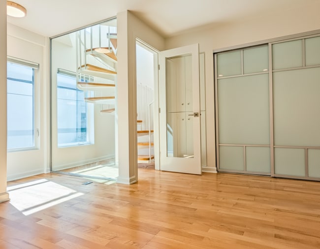 spacious master bedroom - 14 Reef St