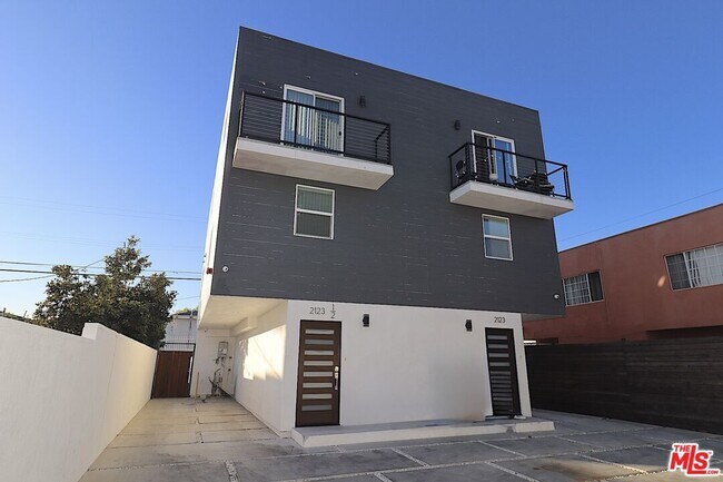 Foto del edificio - 2121 Burnside Ave