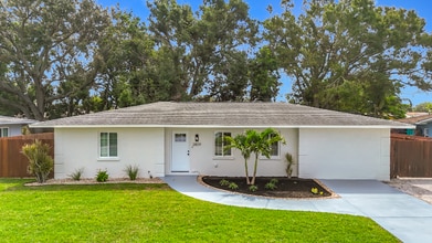 Building Photo - 2809 Taunton Dr W