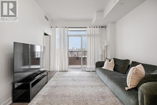 Building Photo - 270 Dufferin St