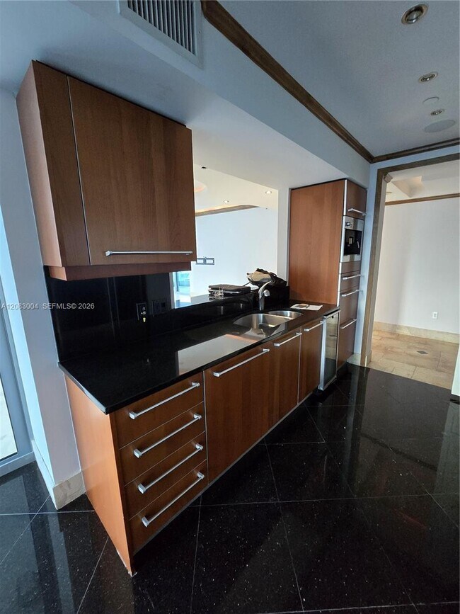 Foto del edificio - 1331 Brickell Bay Dr
