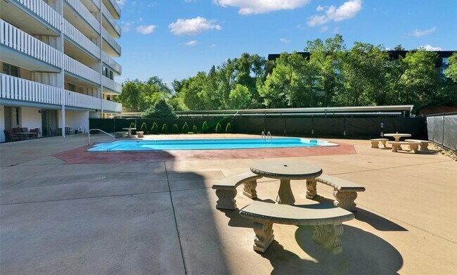 Building Photo - Immaculate condo with full mountain range views!