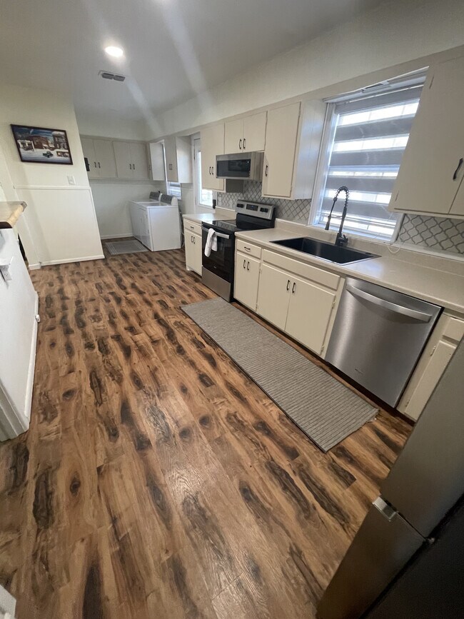 Foto del edificio - 4609 Elgin Ave