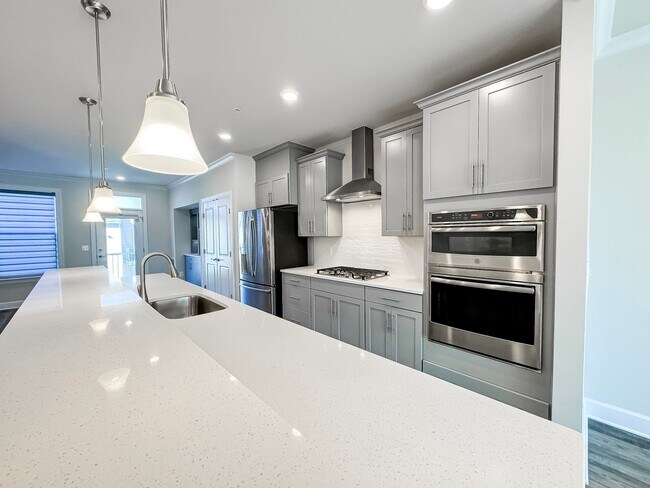 Building Photo - Luxurious 3 Bed 2.5 Bath Townhome With Bal...