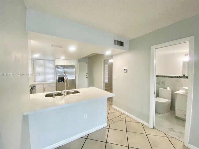 Foto del edificio - 9911 W Okeechobee Rd