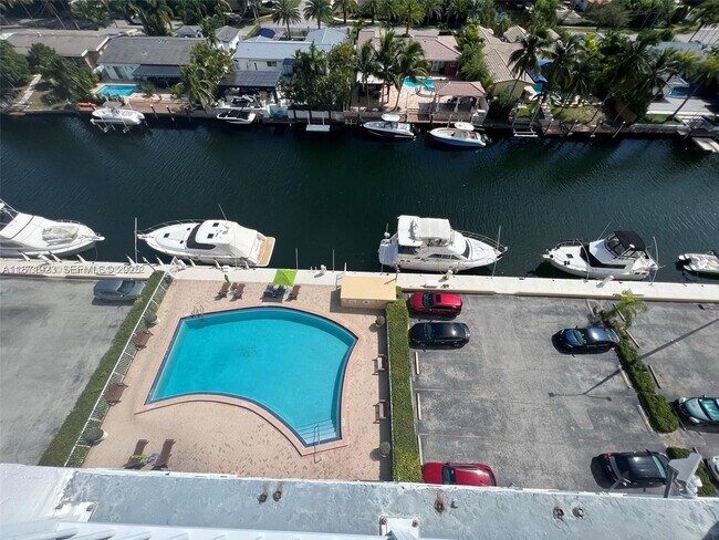 Building Photo - 2000 NE 135th St