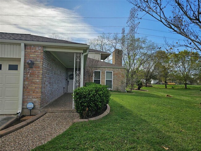 Building Photo - 17 Bendwood Dr