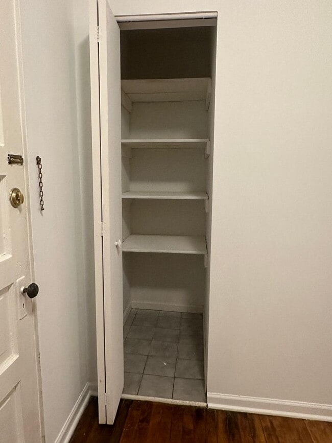Building Photo - Beautiful 1 Bed/ 1 Bath Apartment Ravenswo...