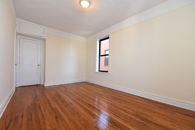 Foto del edificio - 2520 42nd St