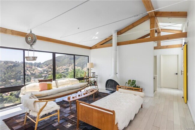 Foto del edificio - 14 Stallion Rd