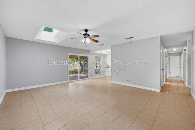 Foto del edificio - 1312 Churchill Way W