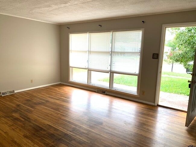 Building Photo - 1130 Oakwood Dr