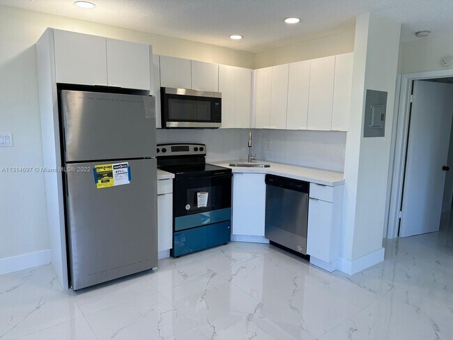 Foto del edificio - 1750 NE 56th Ct