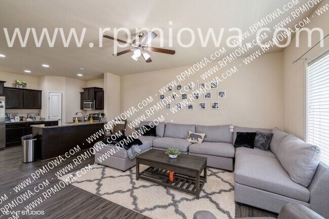 Building Photo - GREAT LOCATION!! 3 Bed, 2.5 Bath Townhome ...