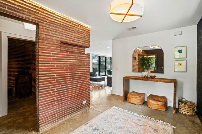 Foto del edificio - 5843 N Maitland Ct