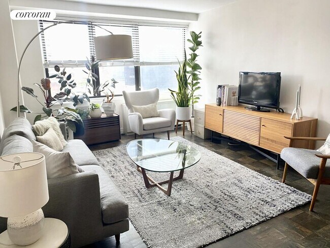 Foto del edificio - 305 E 40th St