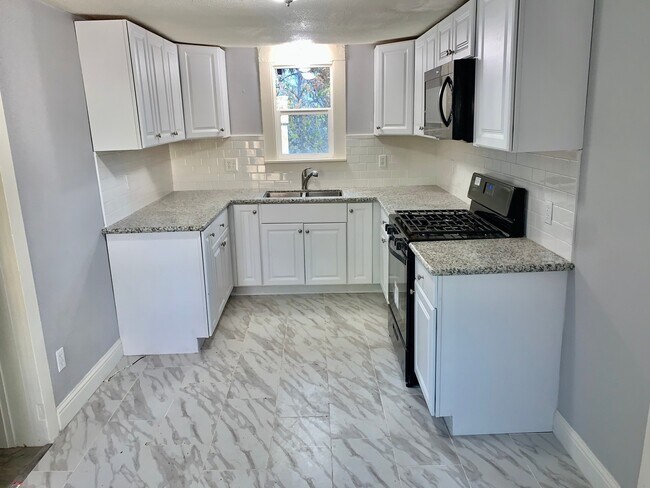 Building Photo - Spacious 3 bedroom 1 bath