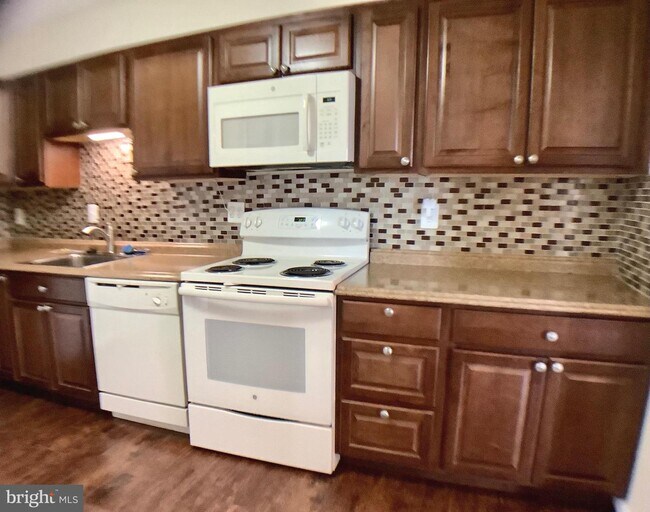 Building Photo - 5903 Mt Eagle Dr