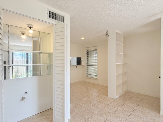 Building Photo - 6701 Sands Point Dr