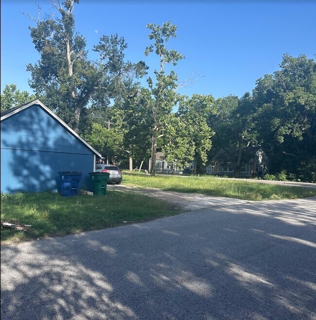 Building Photo - 310 N Rock Island St