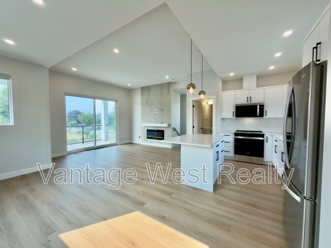 Building Photo - 306 Sumac Rd W