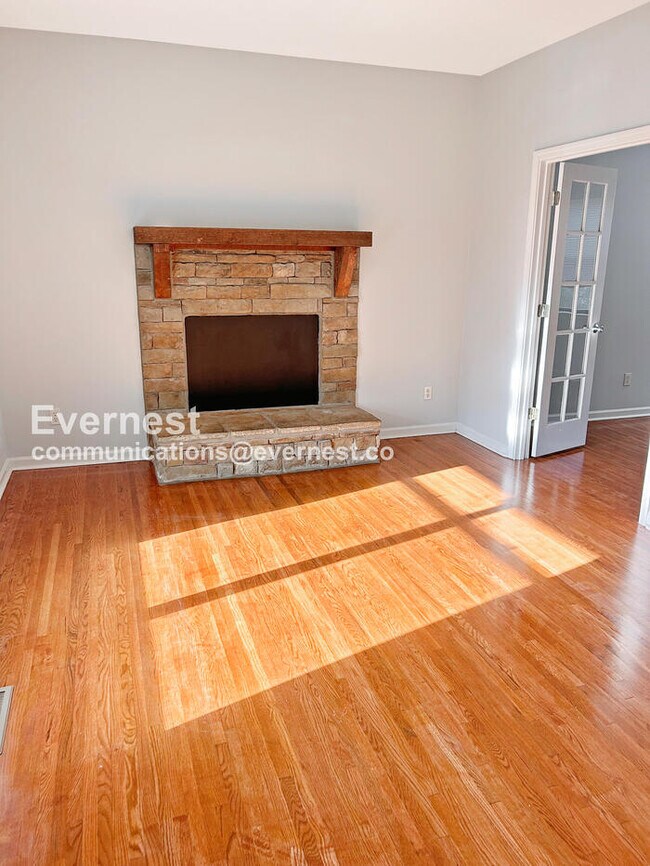 Foto del edificio - 3 Bed/2.5 Bath Home with Garage / Pet-Friendly / Vouchers Accepted / Coming Soon!