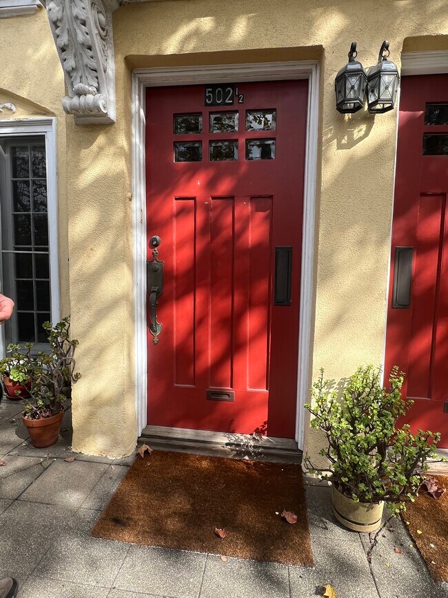 Puerta principal - 502 1/2 N Heliotrope Dr