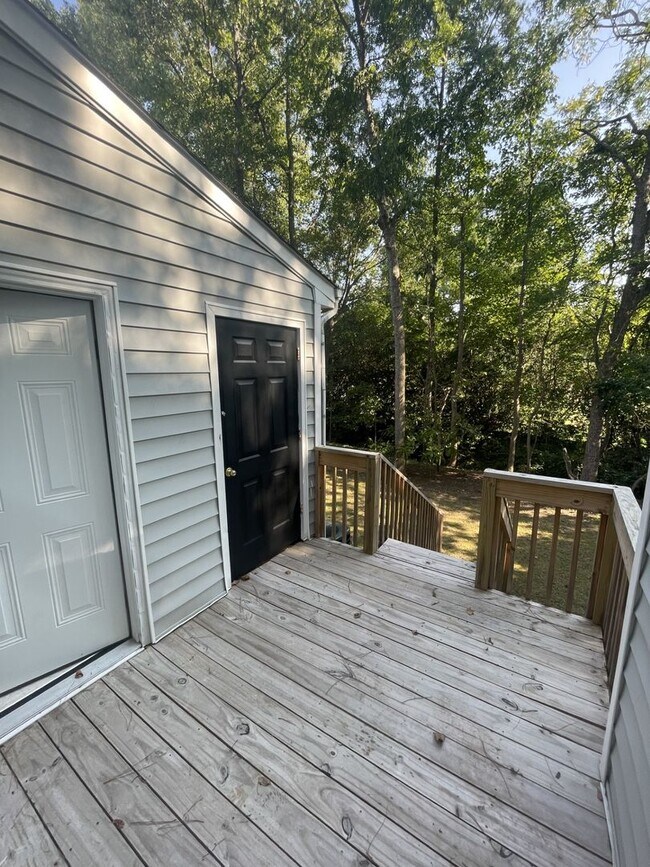 Building Photo - 2 Bedroom 1.5 Bathroom Townhome!