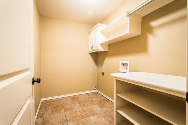 Building Photo - $500 off and MOVE IN READY! NICEST IN LIND...