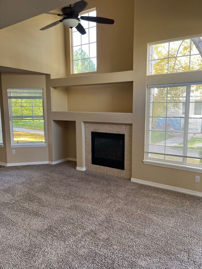 Building Photo - COZY 2 BED/1.5 BATH LONGMONT TOWNHOME - AV...