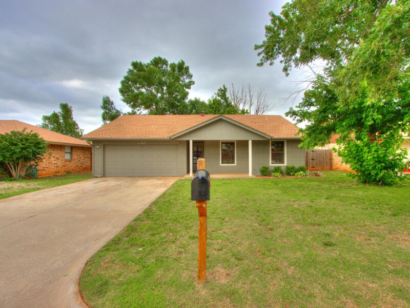 Primary Photo - 1105 W Kyle Way