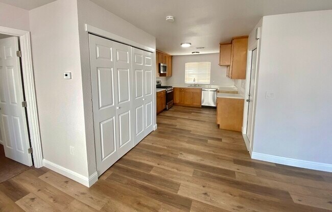 Foto del edificio - 2 Bedroom 2 Bathroom Duplex Unit with Gara...