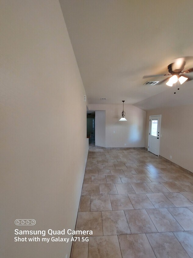 Sala de estar con puerta al patio - 2501 Oak Ln.