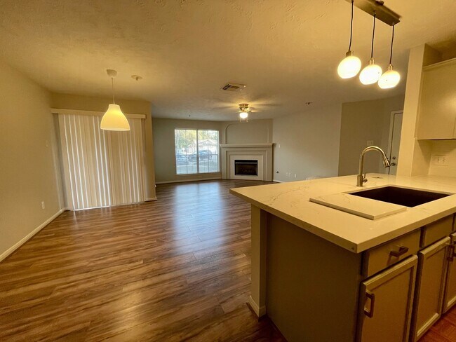 Foto del edificio - 8051 Bay Branch Dr