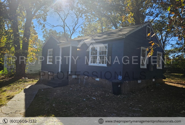 Building Photo - 1025 Combs St