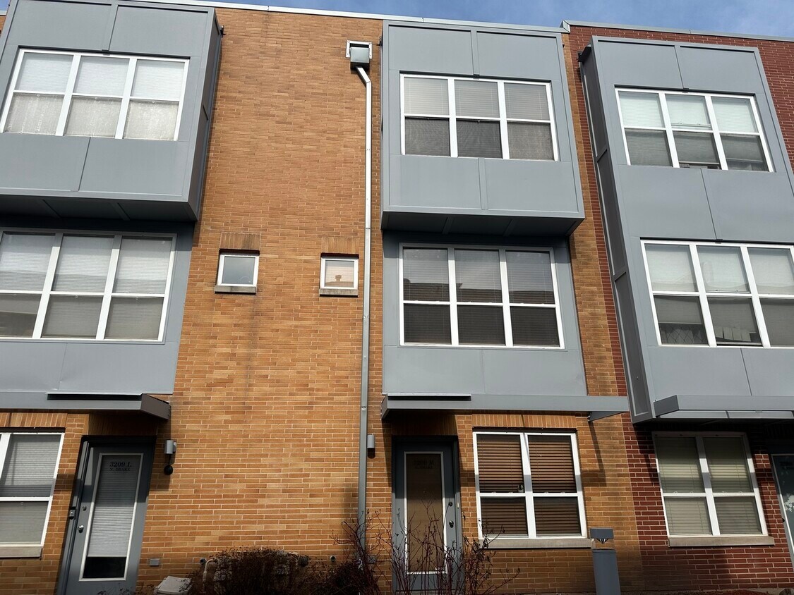 Foto principal - 3209 N Drake Ave