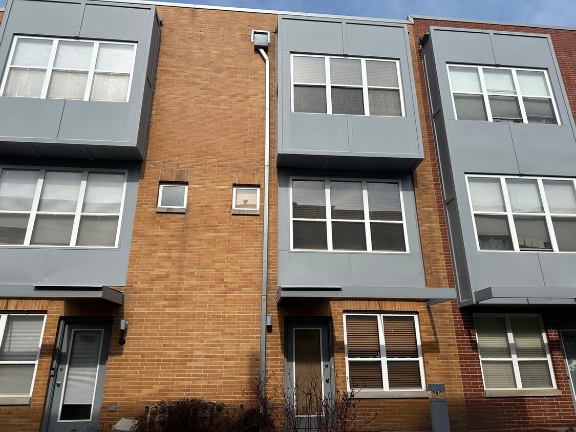 Primary Photo - 3209 N Drake Ave