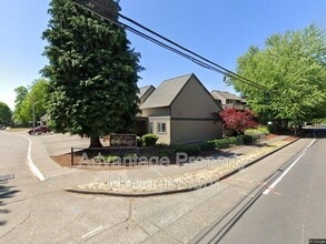 Building Photo - 812 SW Maple Tree Ct